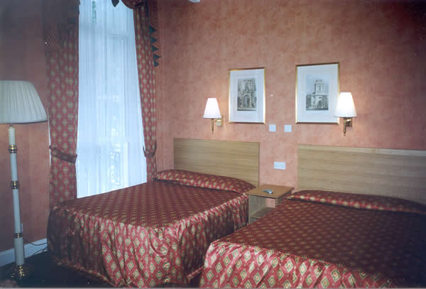 Rooms at the Lord Kensington Hotel
